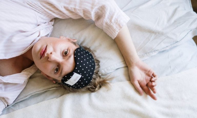 El insomnio no es un mero problema nocturno. Se trata de un problema de salud potencialmente serio y con profundas implicaciones, tanto físicas como psicológicas.